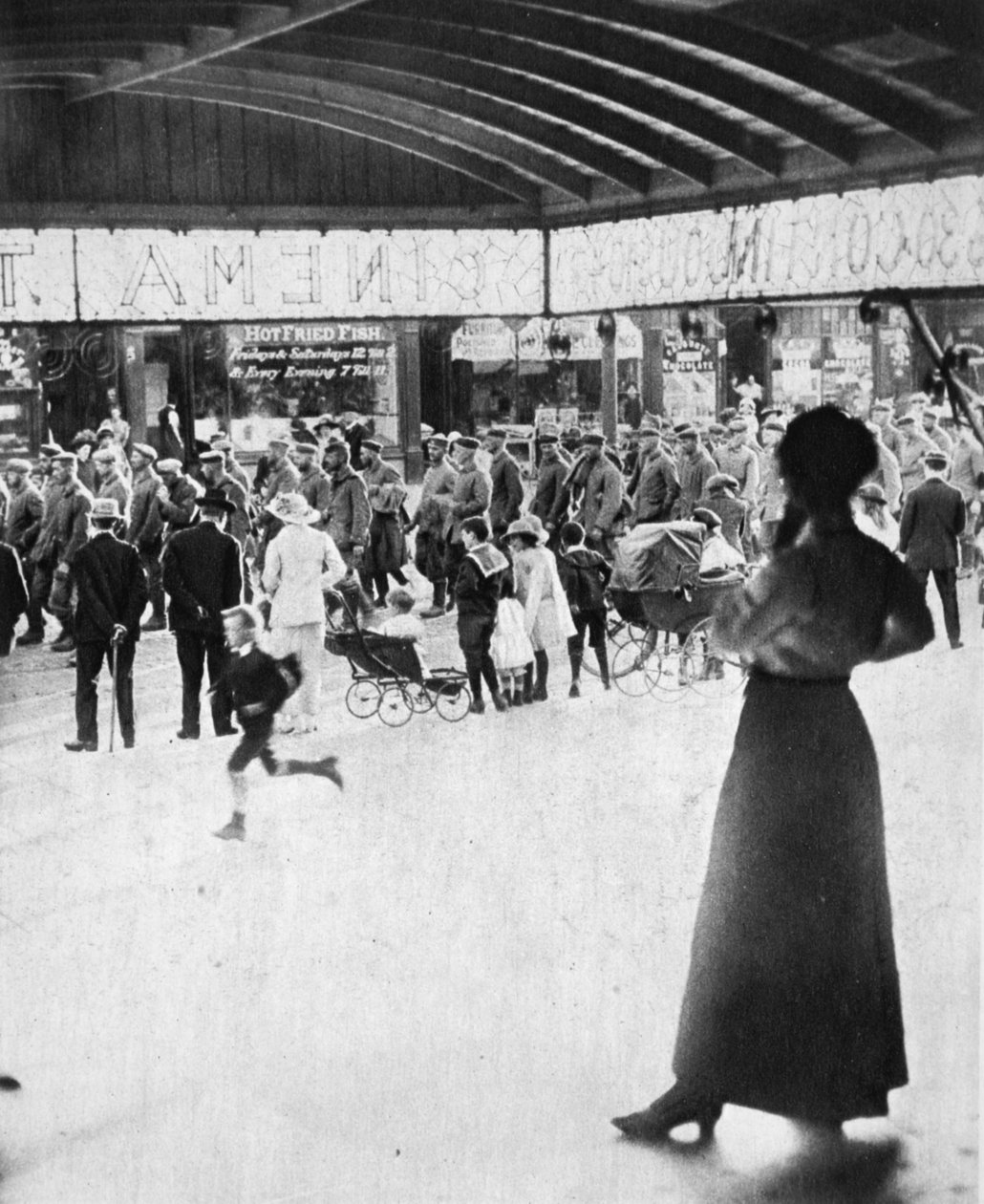 Zajato armádou ani malou, ani opovrženíhodnou: Němečtí zajatci, z The Illustrated War News, 12. července 1916 od English Photographer