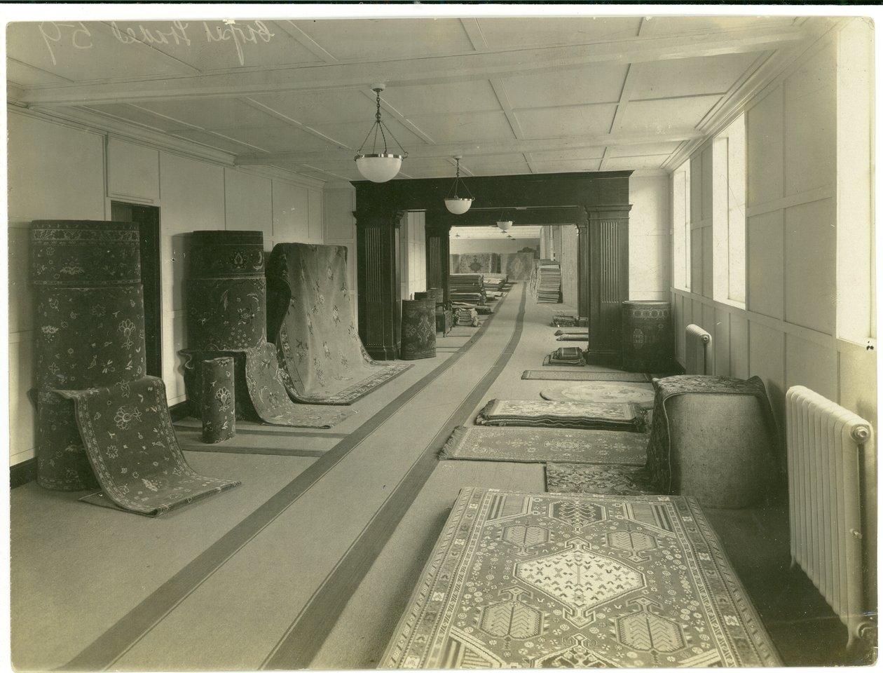 Carpet Trades, hlavní showroom, 1923 od English Photographer