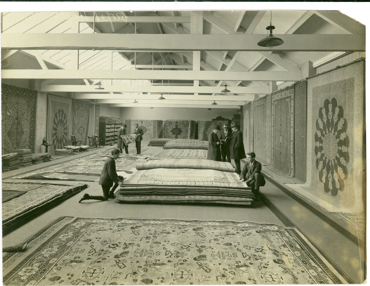 Hlavní showroom Carpet Trades, 1923 od English Photographer