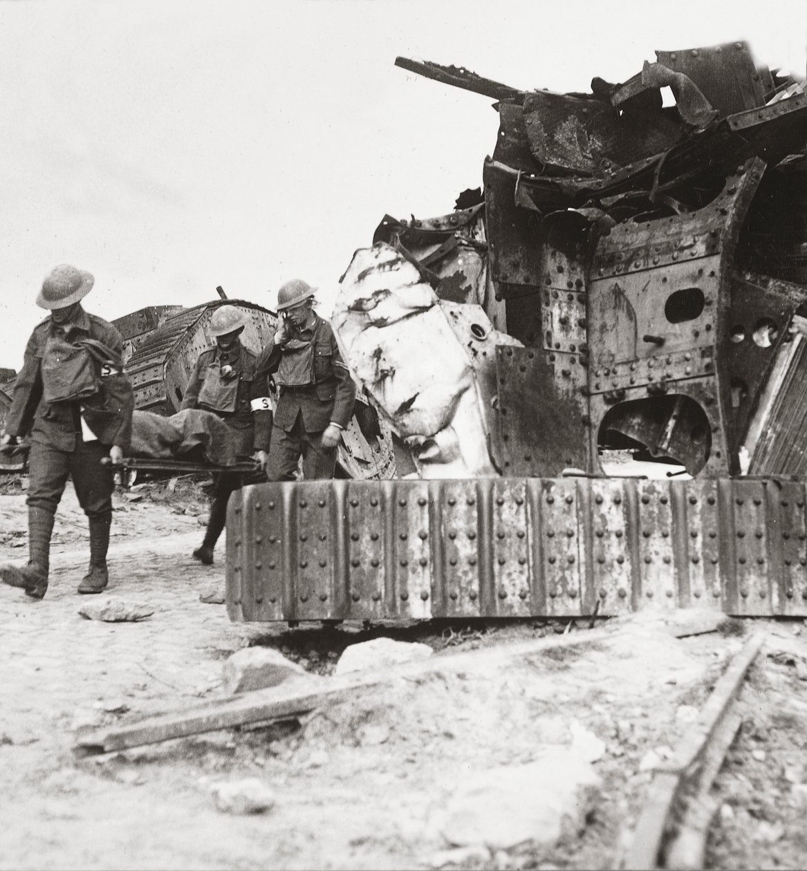 Oběti vracející se z linie, míjející tanky ztroskotaly v Battle of the Tanks, Villers-Bretonneux, 24. dubna 1918 od English Photographer