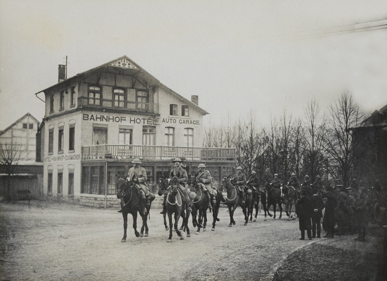 Kavalérie projíždějící kolem nádražního hotelu, 1918 od English Photographer