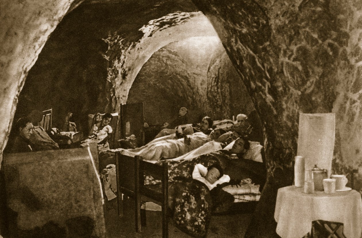 Jeskynní obydlí na anglickém pobřeží používané jako protiletecké kryty, 1940 od English Photographer