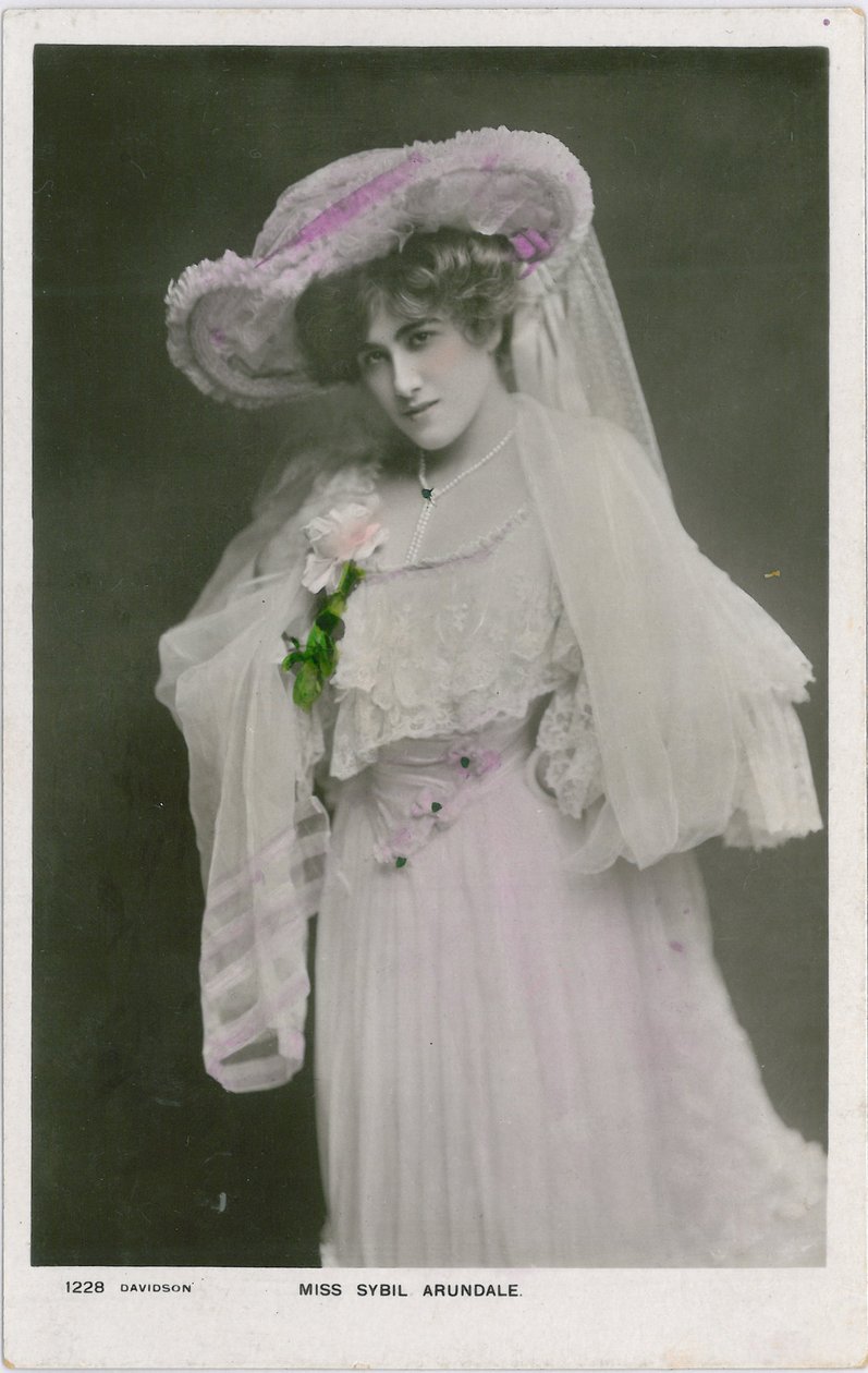 Osobnosti jeviště: slečna Sybil Arundale, kolem 1903-08 (barevné foto) od English Photographer