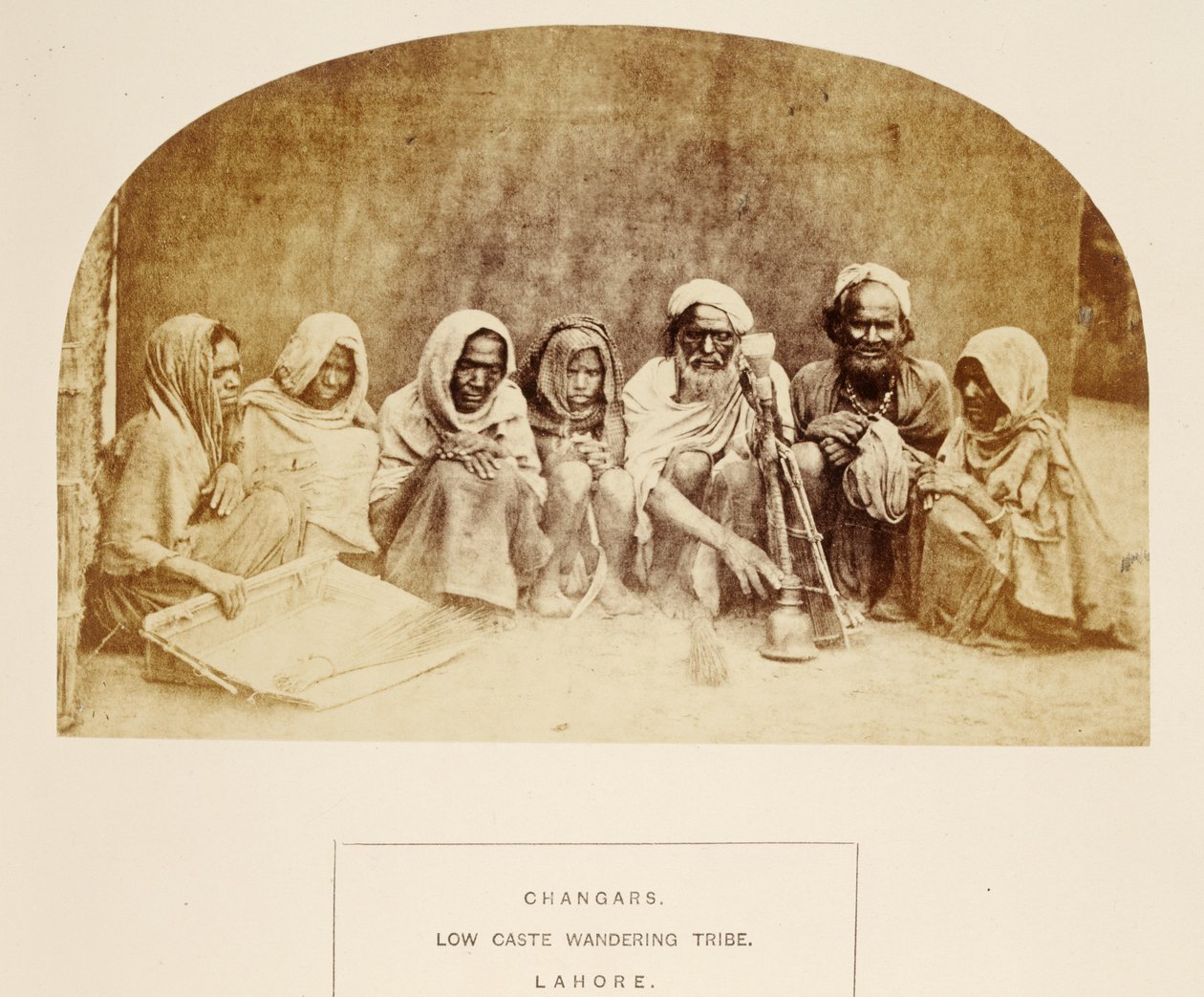 Changars, Low Caste Wandering Tribe, Lahore, od The People of India, J. Forbes Watson, publikováno 1868 (tisk alba) od English Photographer