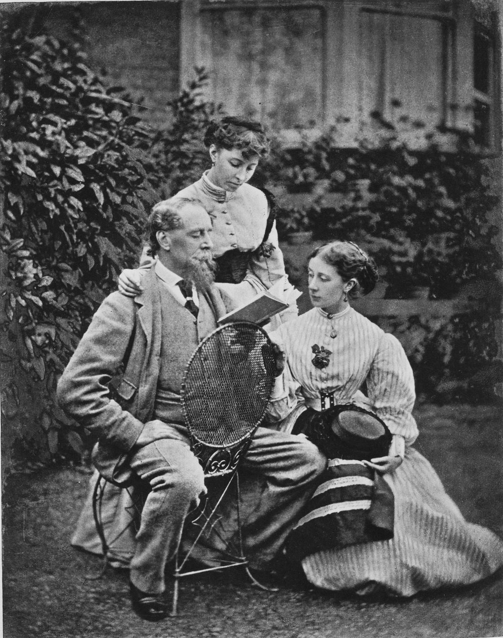 Charles Dickens se dvěma ze svých dcer, kolem roku 1865 od English Photographer