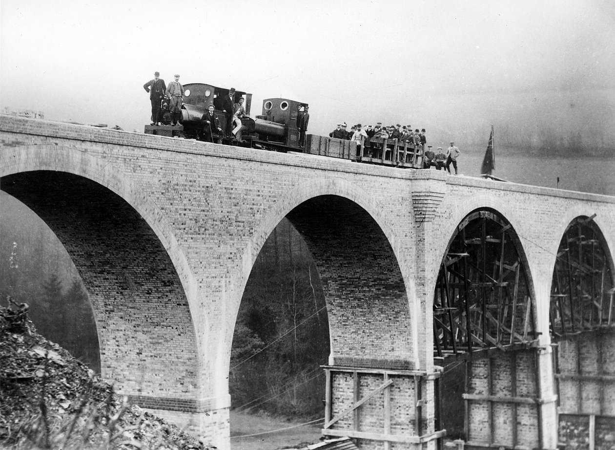 Chelfamský viadukt ve výstavbě, cca 1897 od English Photographer