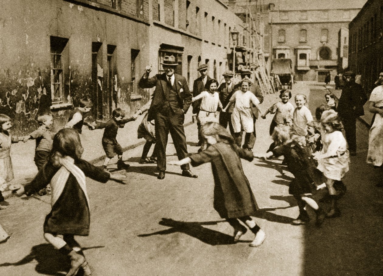 Děti tančí na pouliční hudbu (sépiová fotografie) od English Photographer