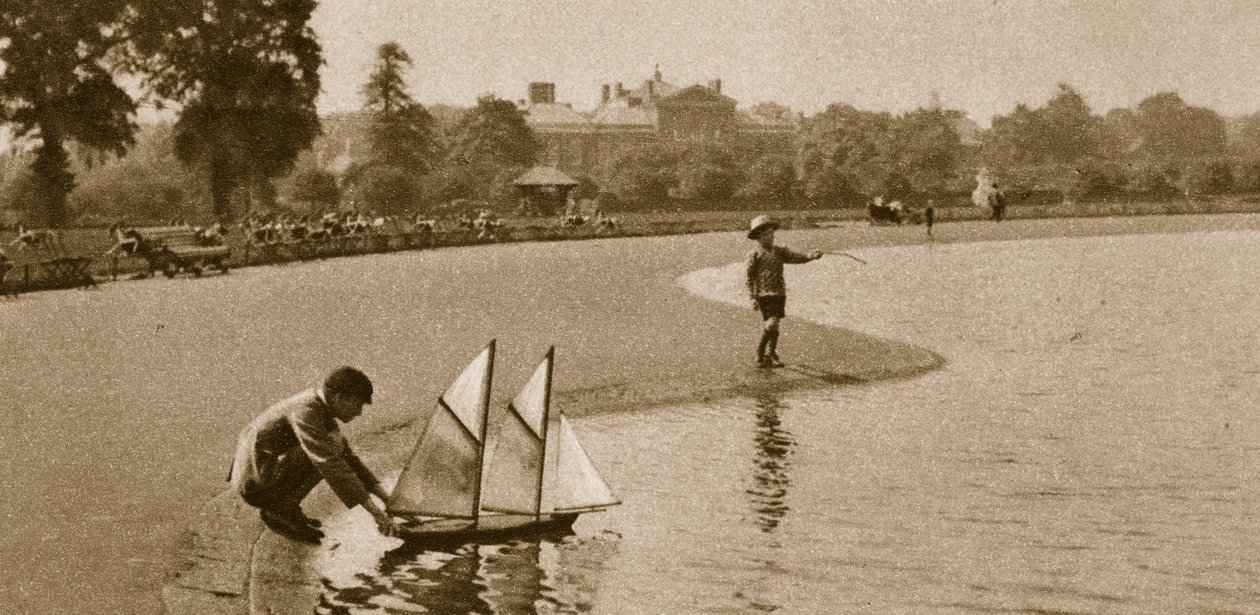 Děti závodí s modely lodí na kruhovém rybníku v Kensingtonských zahradách, 1926 (sépiová fotografie) od English Photographer
