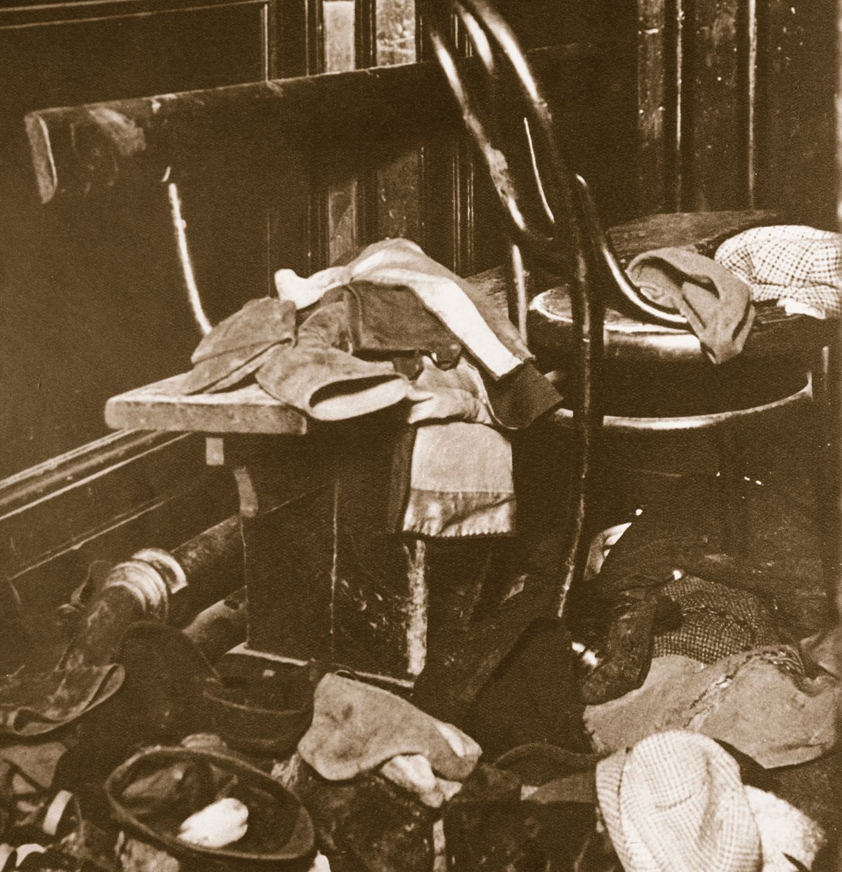 Dětské oblečení opuštěné v kině Paisley v důsledku požární evakuace, 31. prosince 1929 od English Photographer