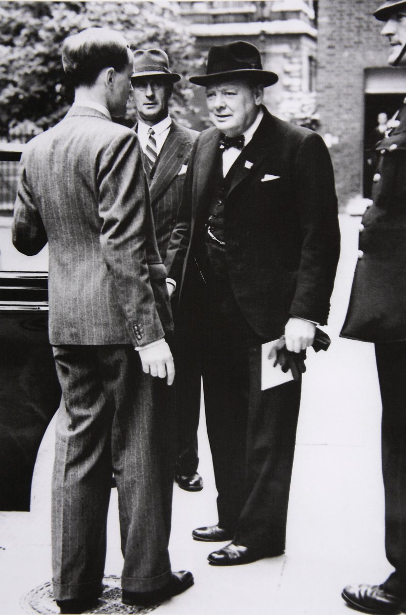 Churchill odjíždí z Downing Street do Buckinghamského paláce, aby vzal králi Jiřímu VI. dopis od prezidenta USA, 1941 od English Photographer