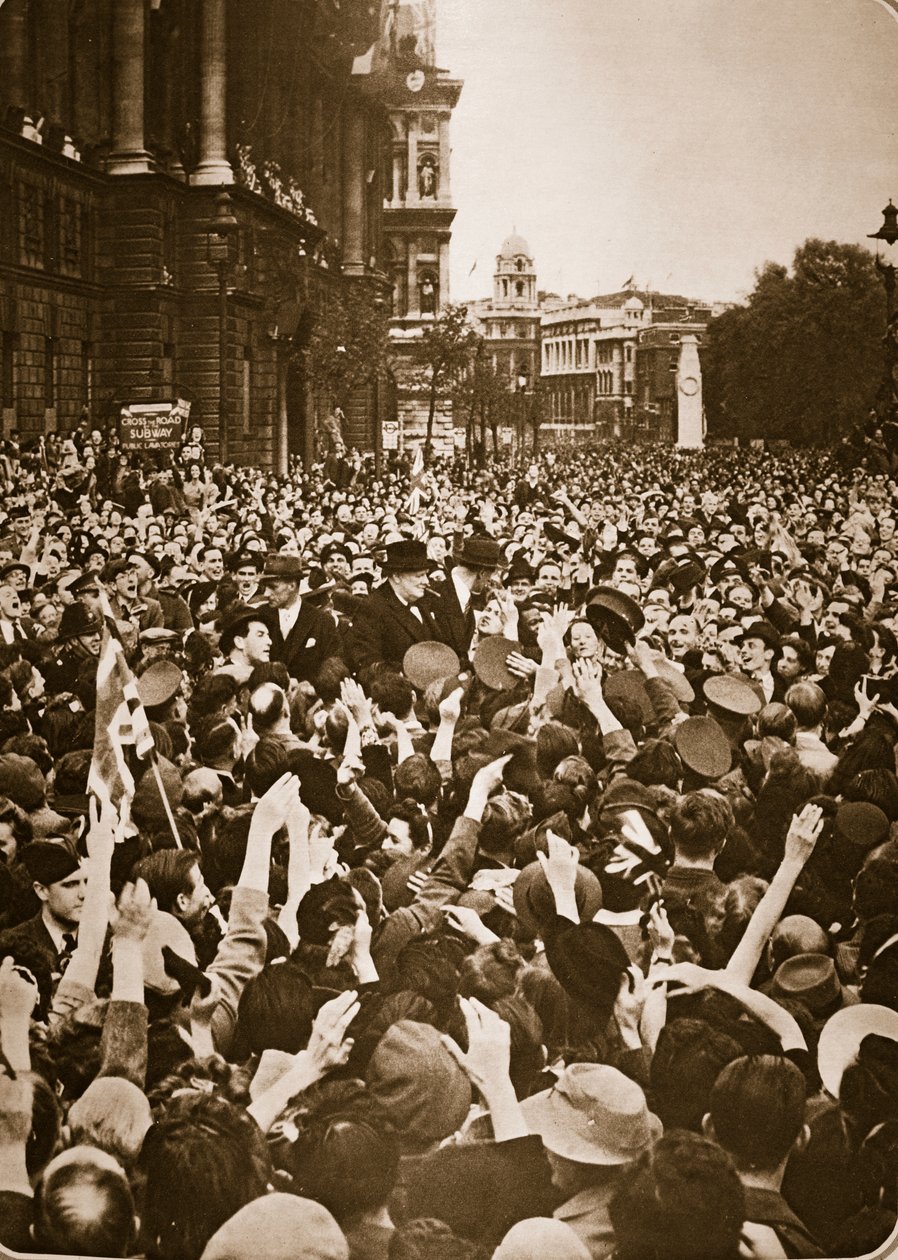 Churchill dav ve Whitehallu na VE Day, 8. května 1945 (hlubotisk) od English Photographer