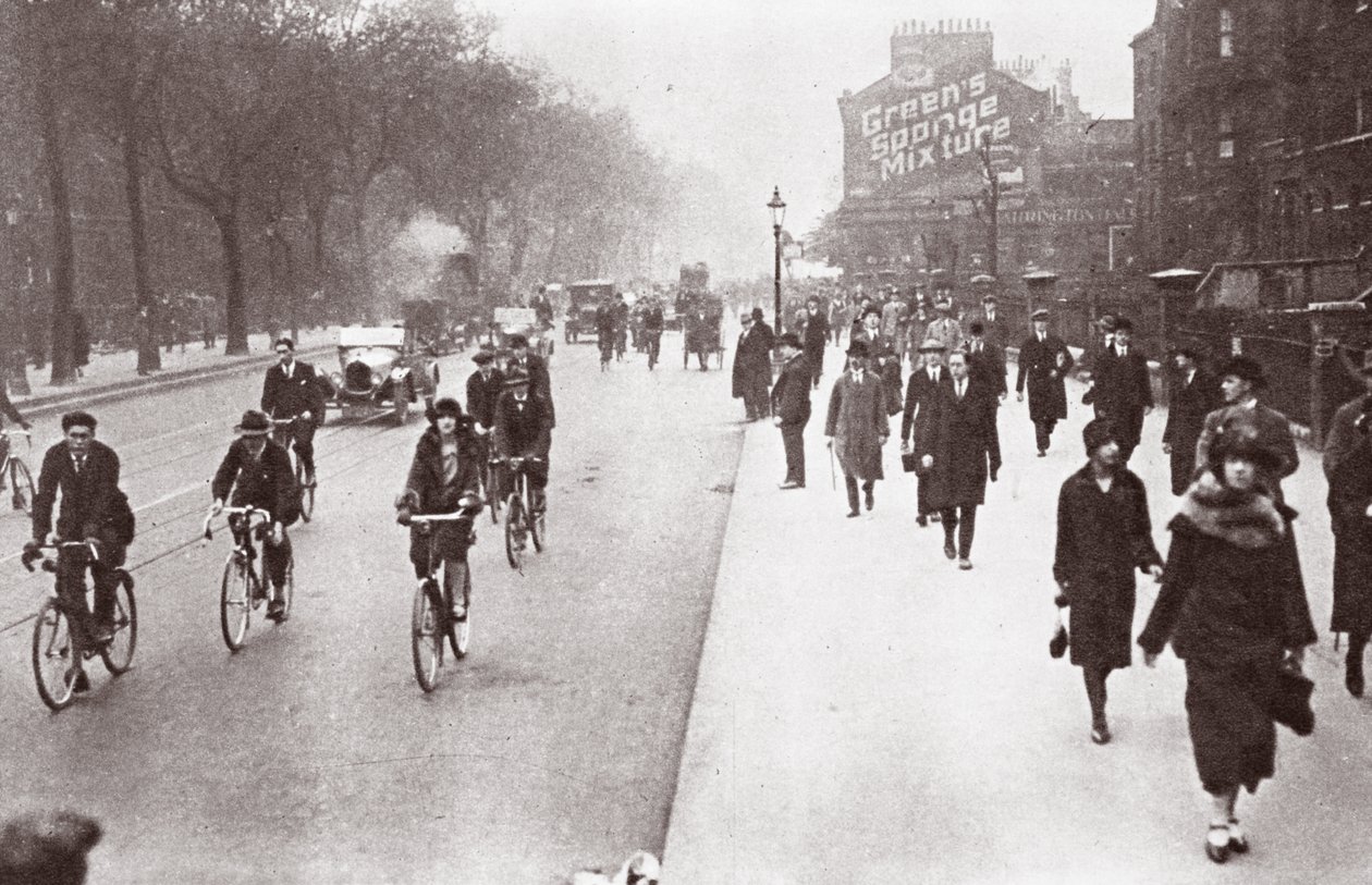 City Workers Walk to Office, květen 1926 od English Photographer