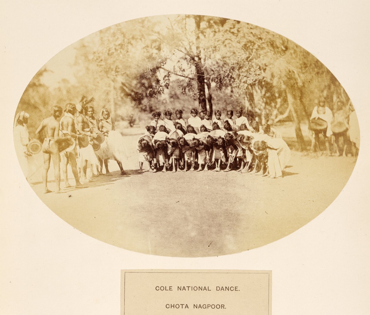 Cole National Dance, Chota Nagpur, od The People of India, J. Forbes Watson, publikoval 1868 (tisk alba) od English Photographer