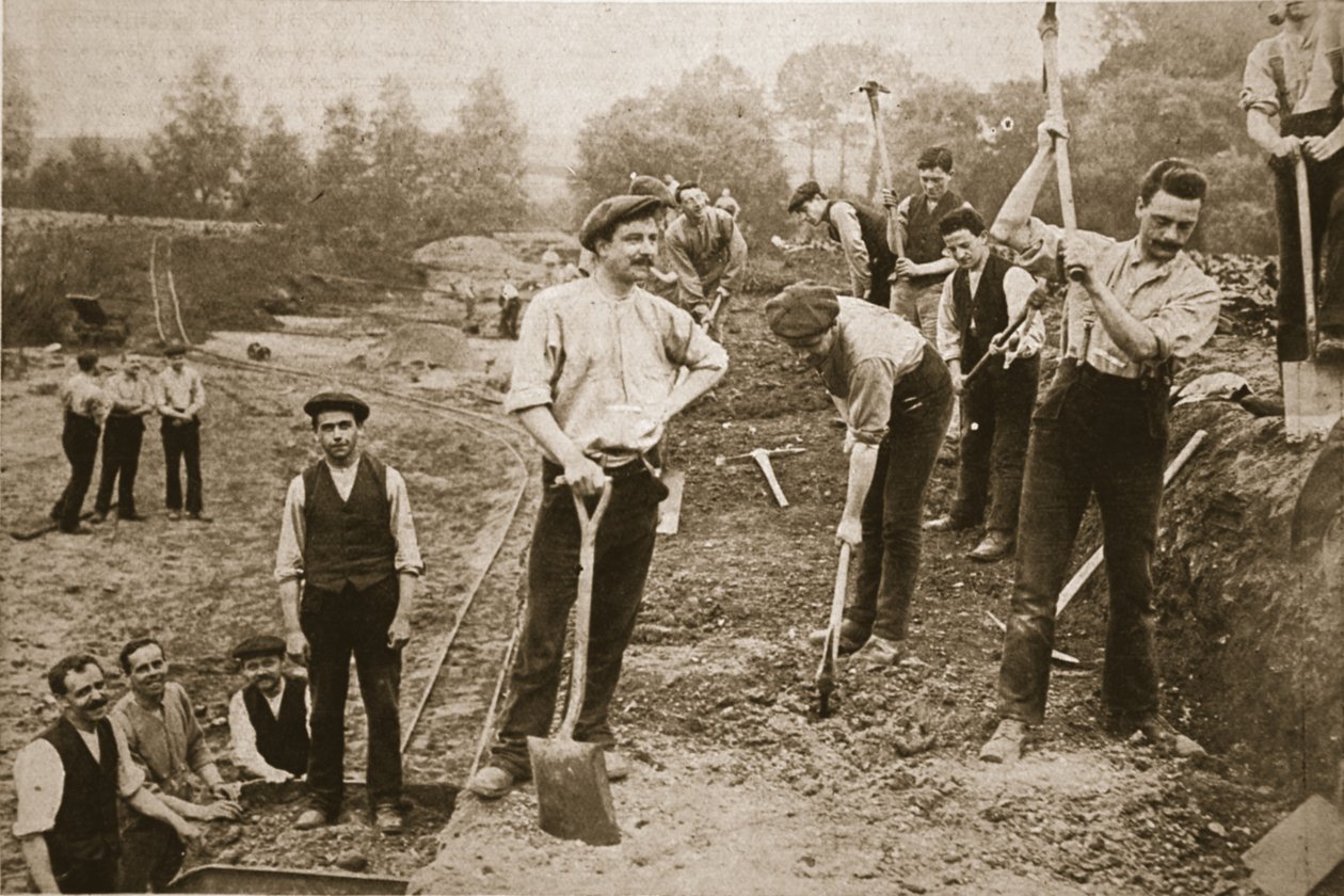 Odpůrci z důvodu svědomí užitečně využívaní: Muži N.C.C. na vojenské cestě, ilustrace z The Illustrated War News, 23. srpna 1917 (sépiová fotografie) od English Photographer