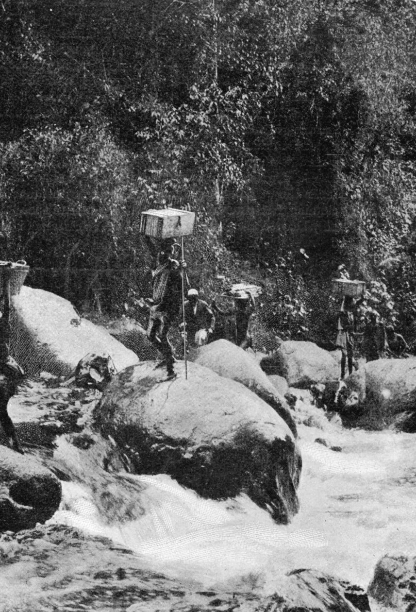 Crossing a Torrent on the Flanks of Ruwenzori, z článku s názvem To the Mountains of the Moon publikovaného v The Graphic 27. října 1906 od English Photographer
