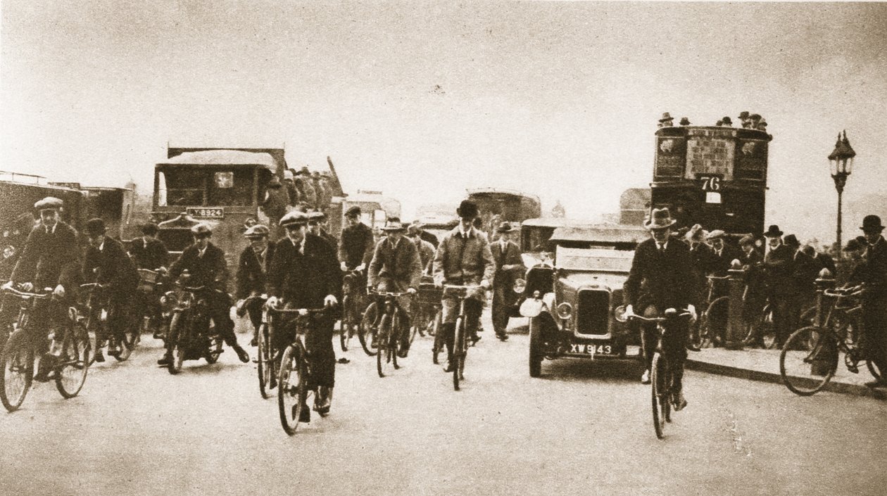 Davy městských dělníků na Blackfriars Bridge během Velké stávky, z Wonderful London, publikováno 1926-27 (hlubotisk) od English Photographer