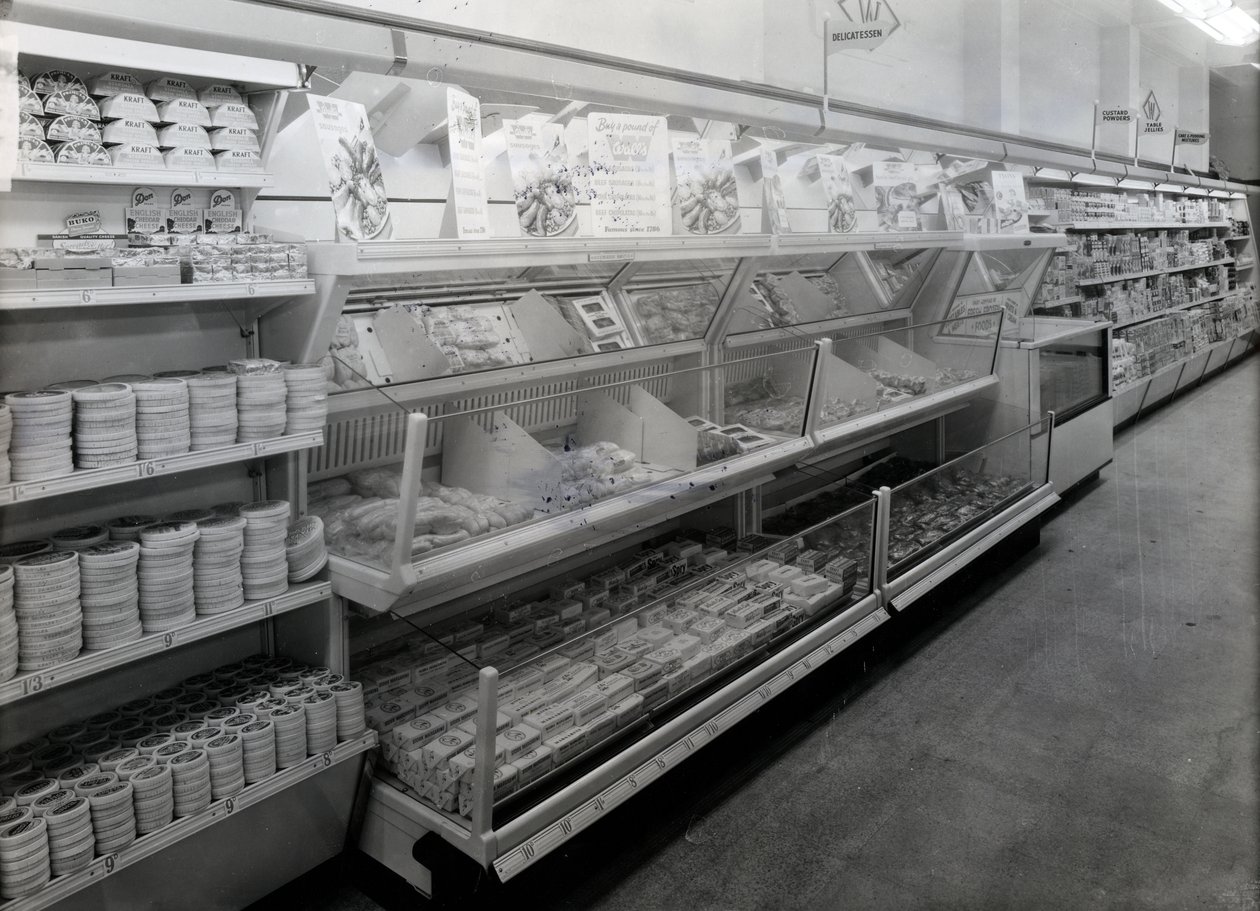 Ulička lahůdek, obchod Woolworths, 1956 od English Photographer