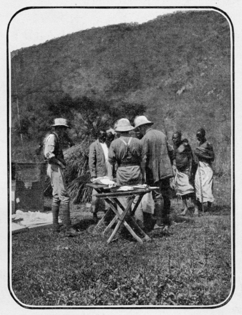 Diskutovat o situaci: Konference v táboře, z článku nazvaného To the Mountains of the Moon publikovaného v The Graphic 27. října 1906 od English Photographer