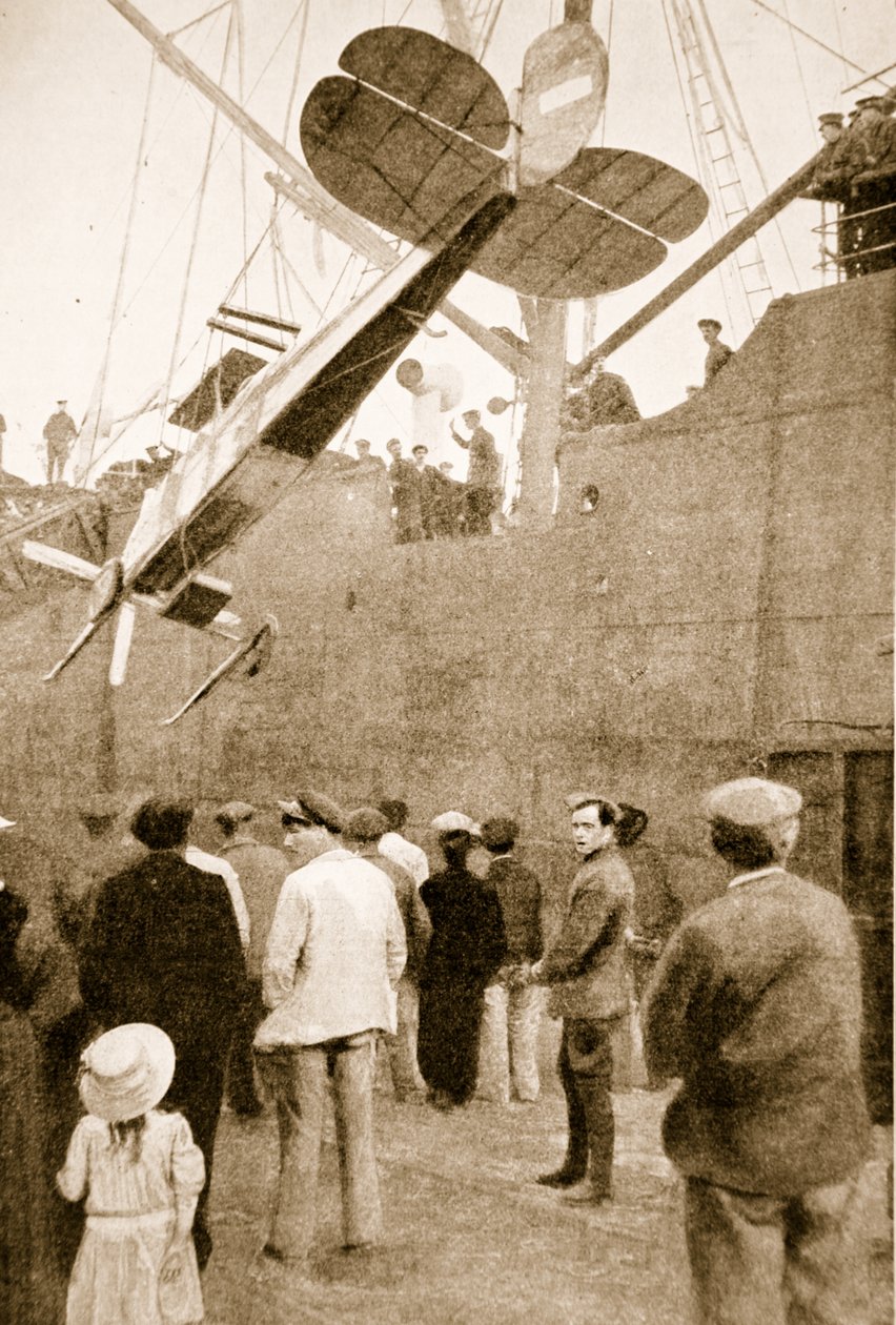 Vylodění britského letadla při jeho příletu do Francie, 1914-19 od English Photographer