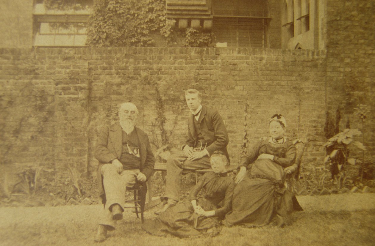 Dr. William R. Woodman (1828-91) se svou rodinou v jejich londýnském domě, kolem roku 1887 od English Photographer