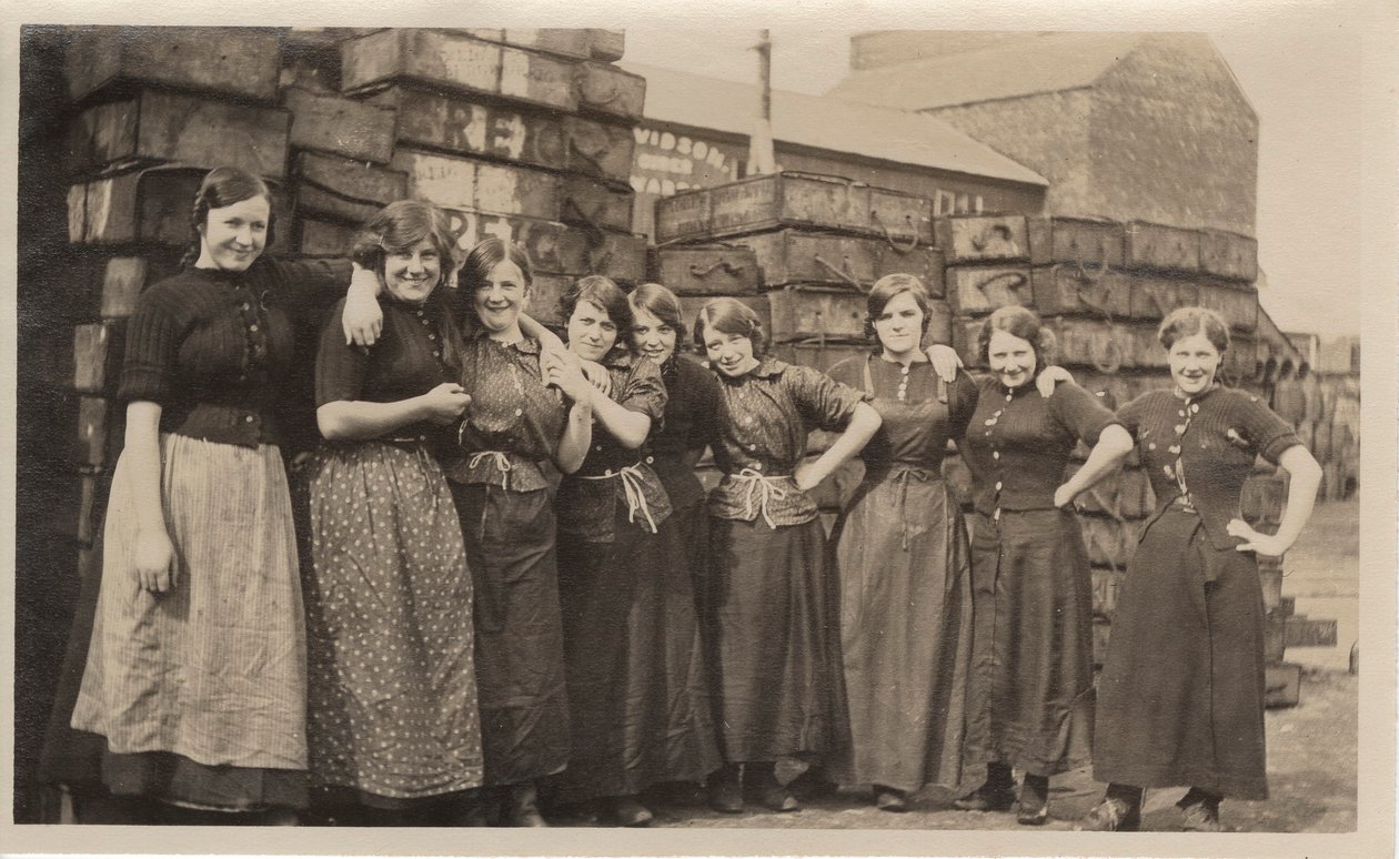 Dívky z továrny Dundee, kolem roku 1910 od English Photographer