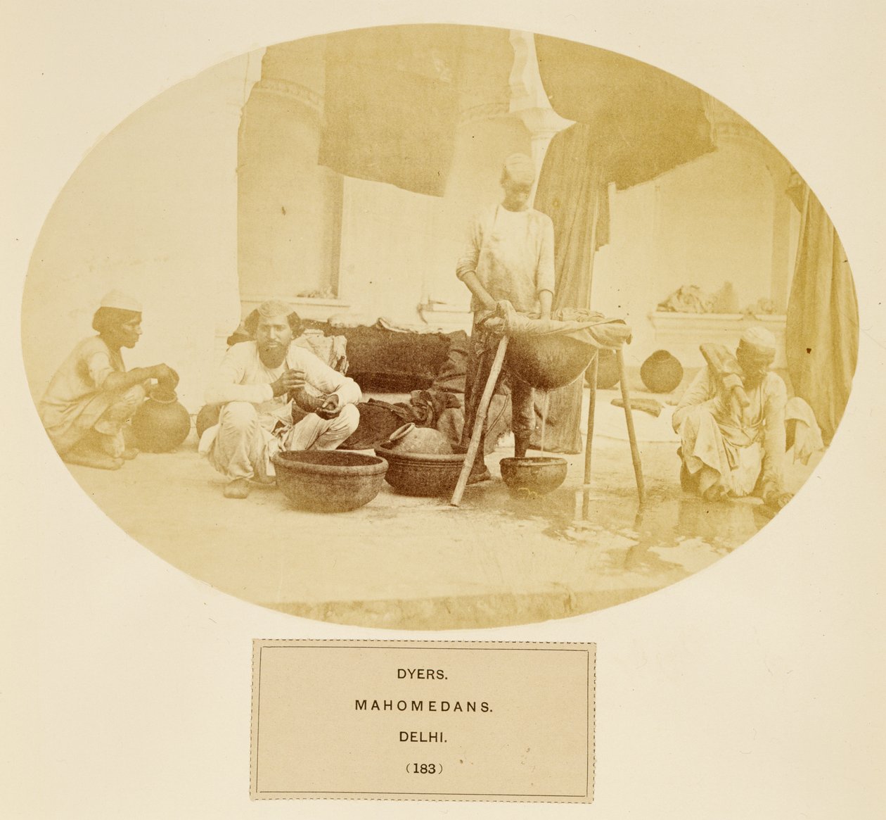 Dyers, Mahomedans, Delhi, od The People of India, od J. Forbes Watson, publikoval 1868 (tisk alba) od English Photographer