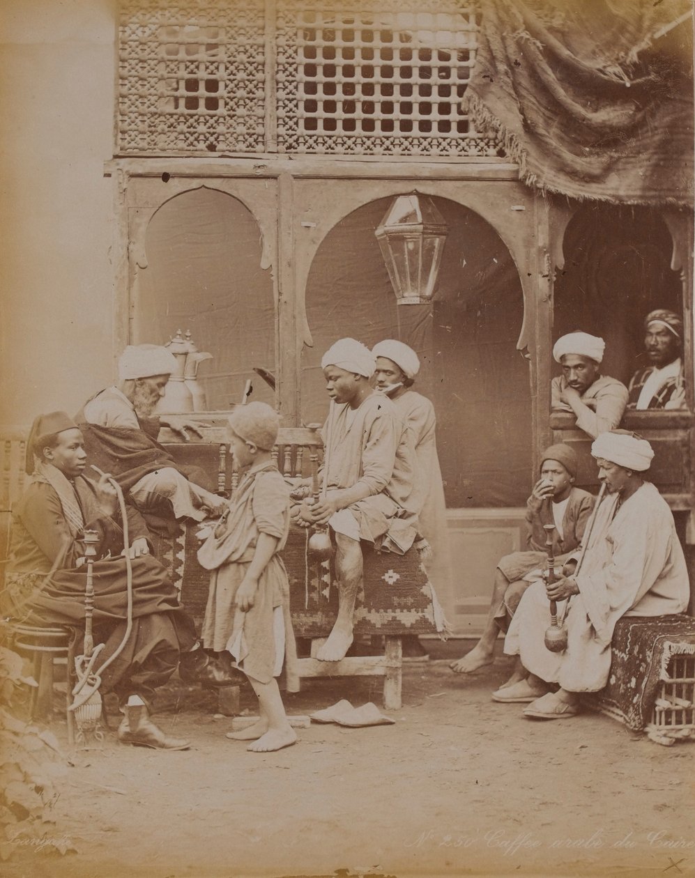 Egyptská rodina na nádvoří, 1893 od English Photographer