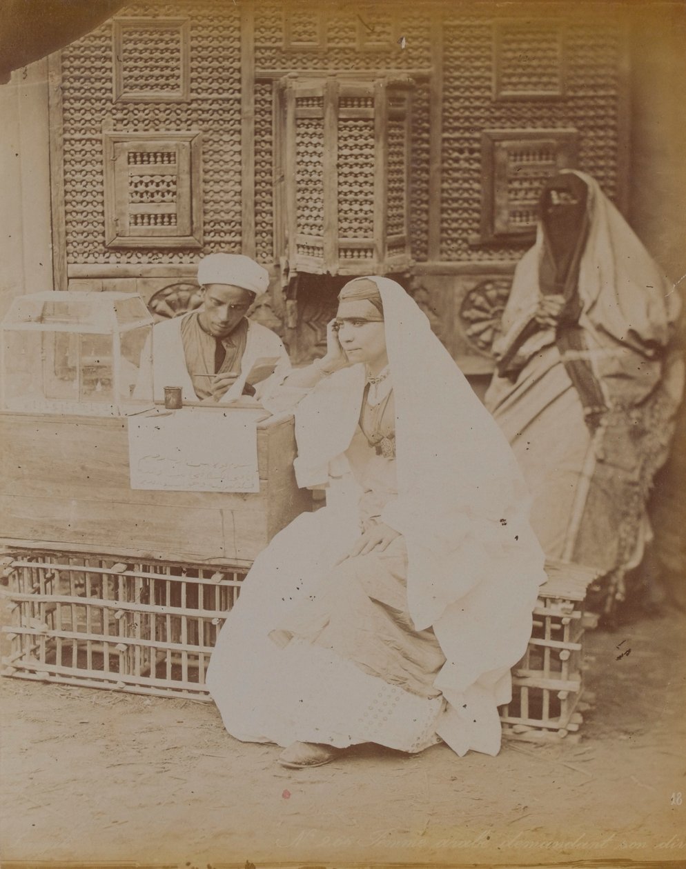 Egyptská pouliční scéna, 1893 od English Photographer
