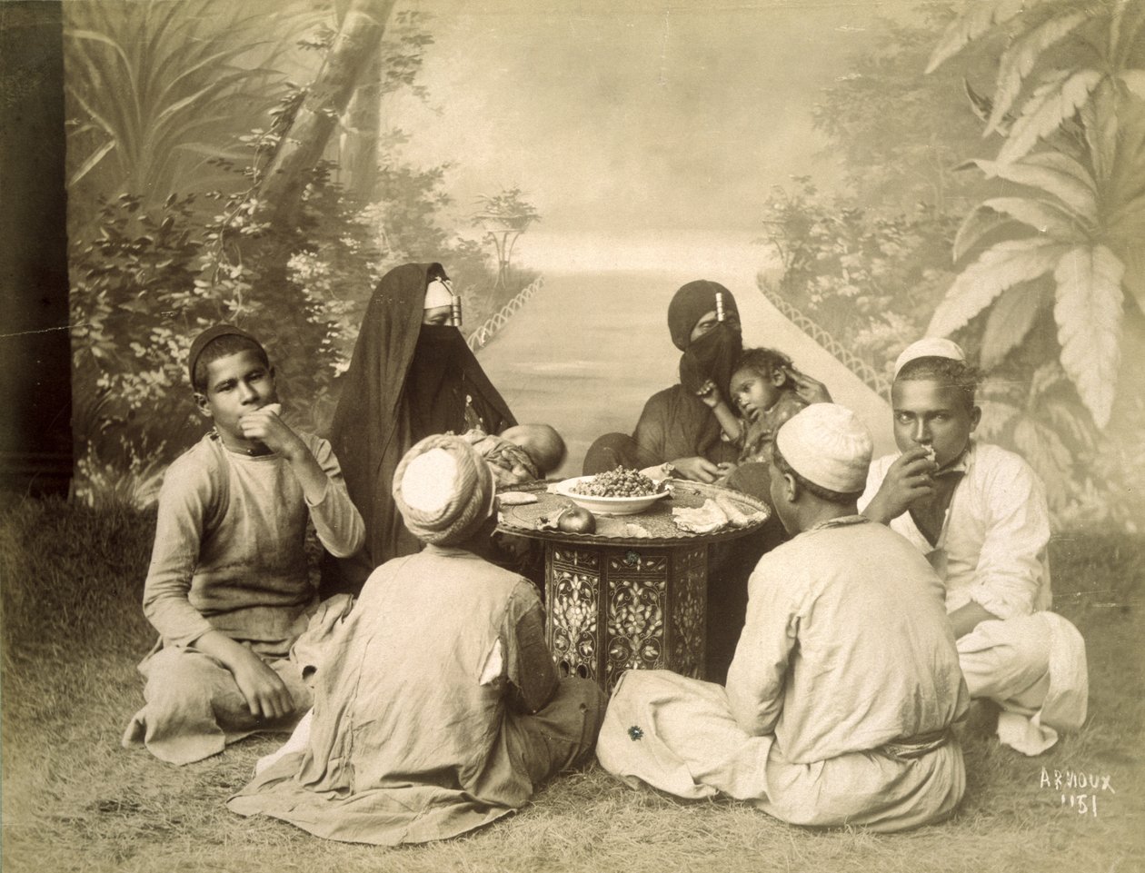 Egyptská rodina jíst jídlo, c.1880 od English Photographer