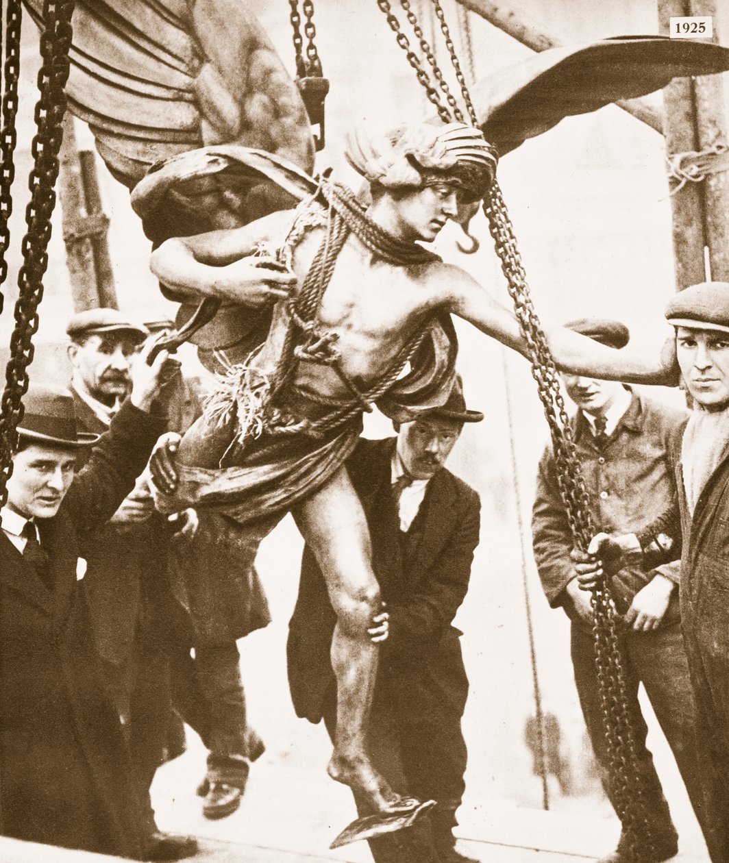 Eros byl odstraněn kvůli rekonstrukci stanice metra Piccadilly, začátkem roku 1925 od English Photographer