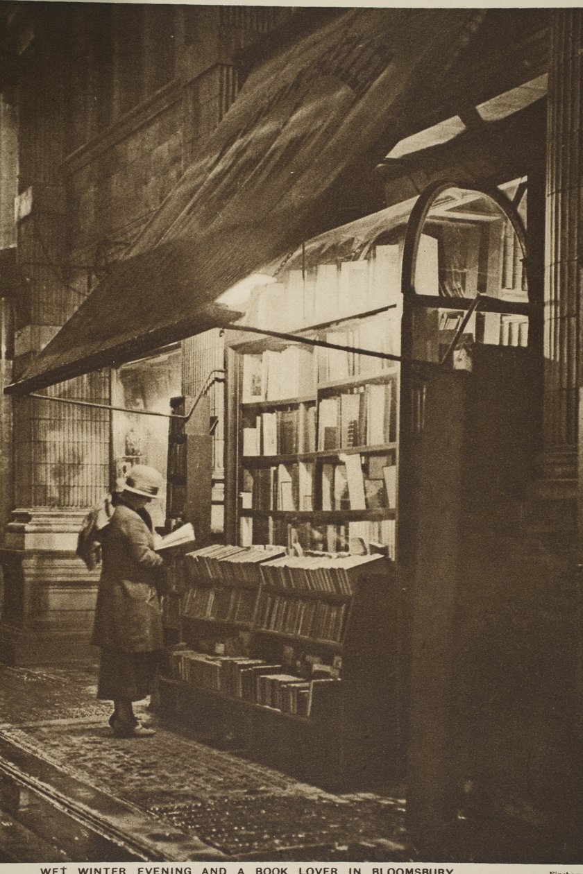 Prohlíží si knihu před antikvariátem za vlhkého zimního večera, Bloomsbury (sépiová fotografie) od English Photographer