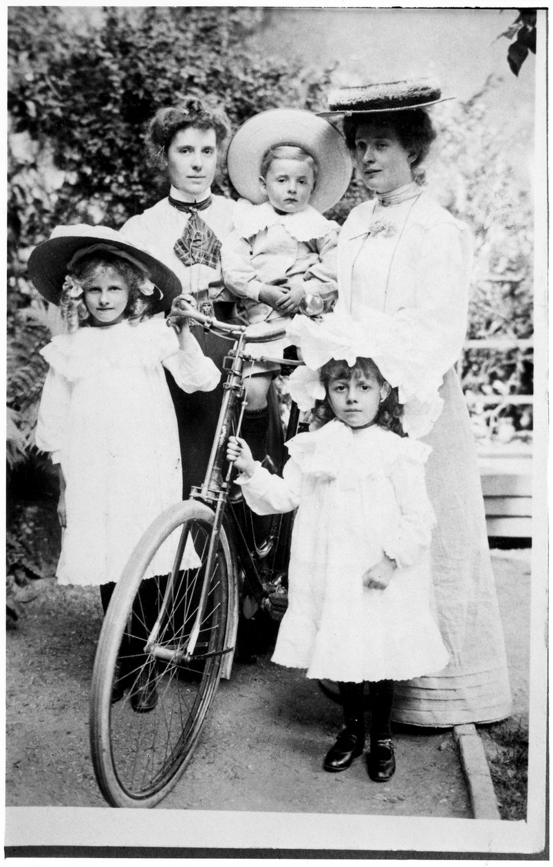 Rodinná skupina s kolem, c.1890s od English Photographer