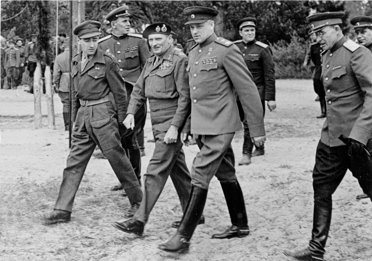 Polní maršál Bernard Montgomery s maršálem Rokossovským, 10. května 1945 od English Photographer