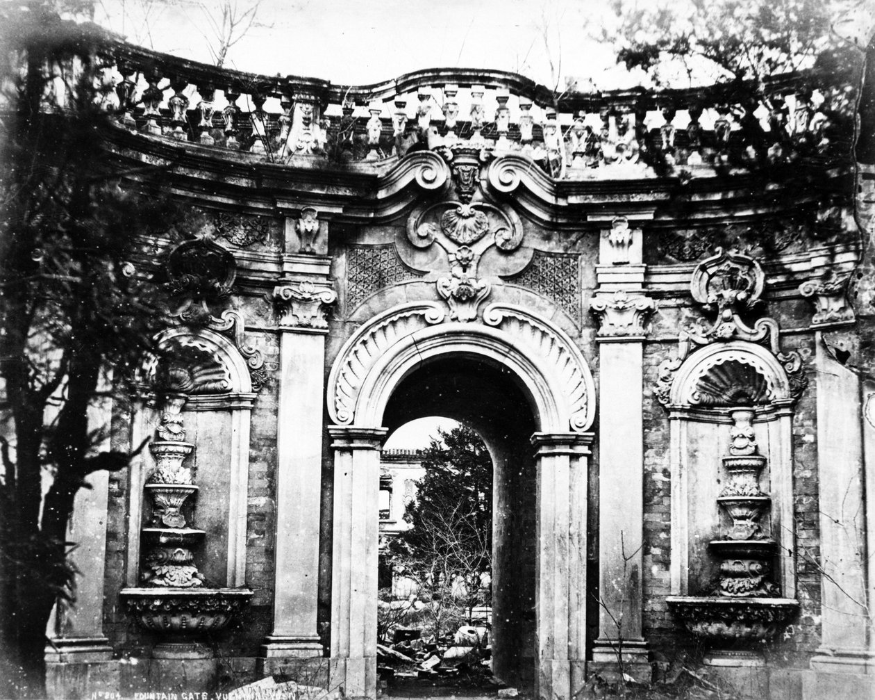 Brána fontány, Yuan Ming Yuan, kolem roku 1870 od English Photographer