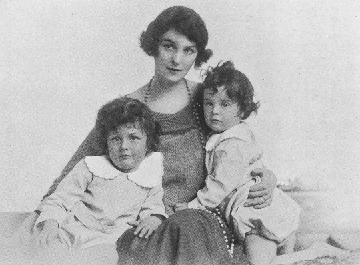 Freda Dudley Ward se svými dětmi, 1918 od English Photographer