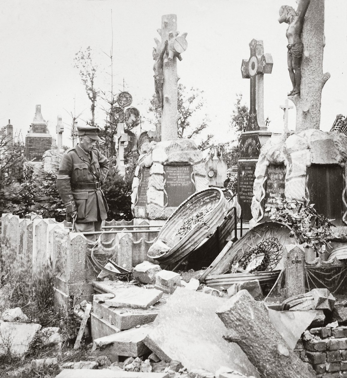 Francouzské hroby rozbité německou střelbou - německý odstřelovač byl objeven ukrytý u rakve od English Photographer