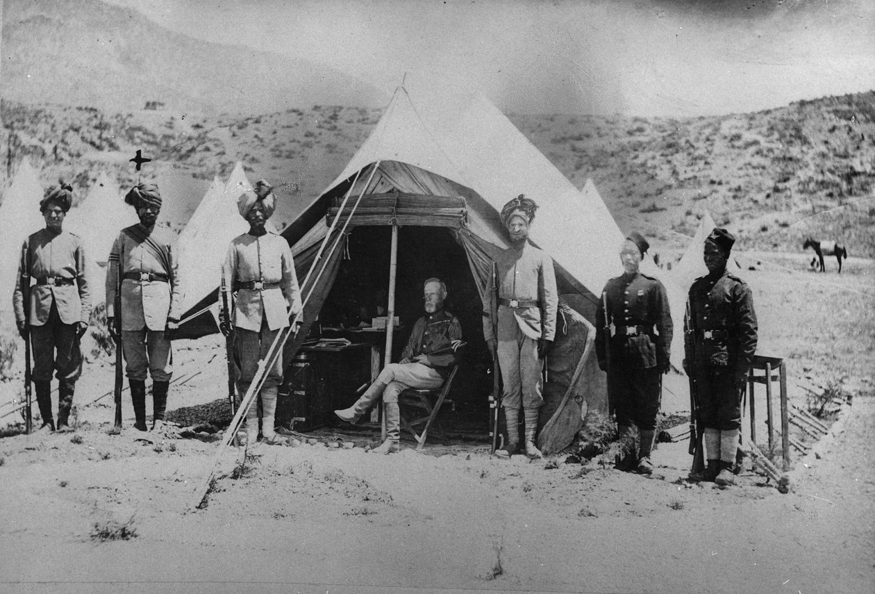Generál Roberts se svými domorodými sanitáři v malém stanu používaném během druhé afghánské války, 1878-80 od English Photographer