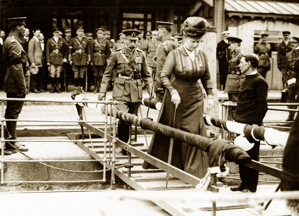 George V a Queen Mary se nalodí na loď domů od English Photographer