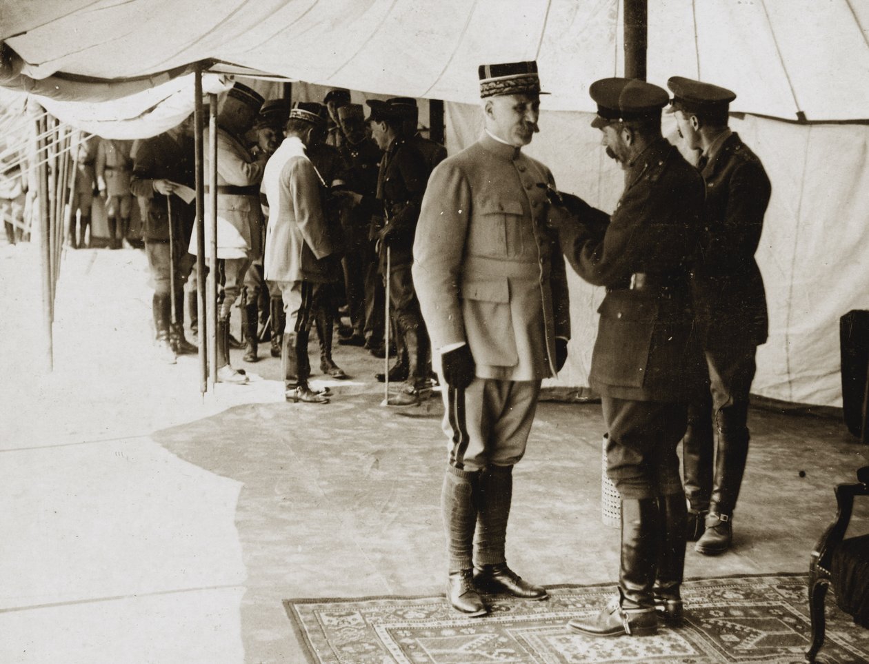 George V. zdobí generála Pétaina od English Photographer