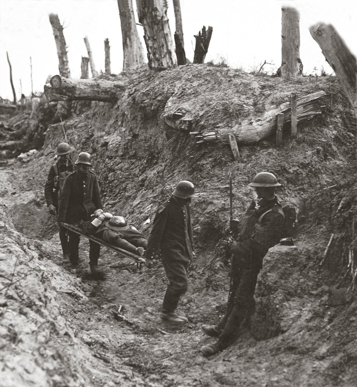 Němečtí zajatci, nuceni nést naše zraněné během namáhavého útoku na Trones Wood, 1916 od English Photographer