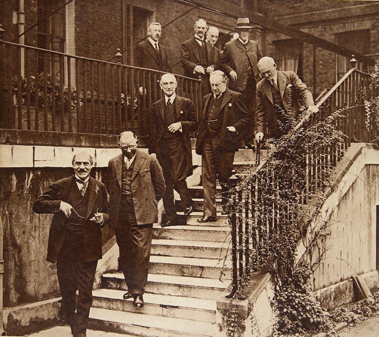 Vláda v krizi: vytvoření národního kabinetu podle požadavku krále Jiřího V. (na obrázku v zahradě na Downing Street č. 10) 1931 od English Photographer