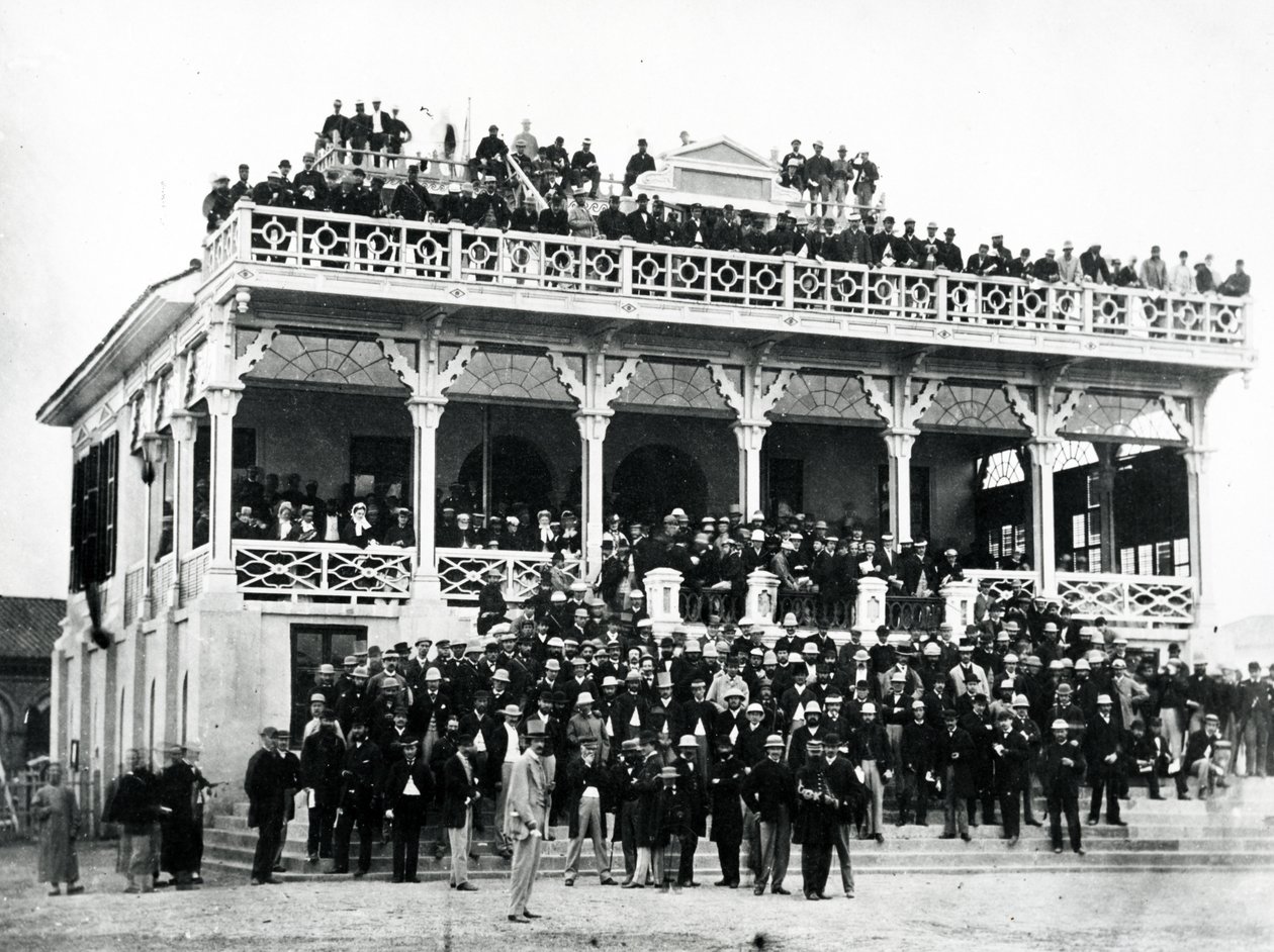Tribuna plná lidí, Šanghaj, c.1870 od English Photographer