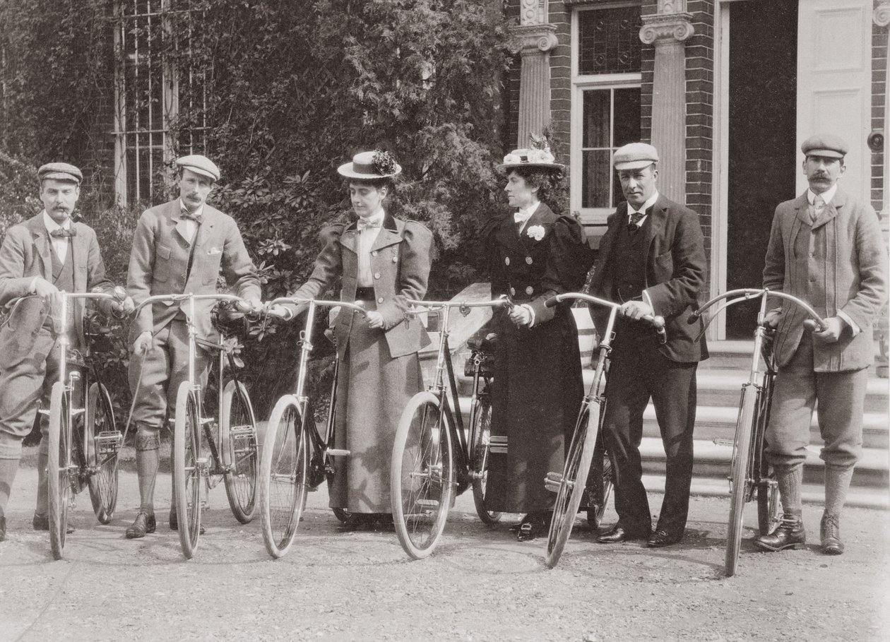 Skupina edwardiánských cyklistů, počátek 20. století od English Photographer