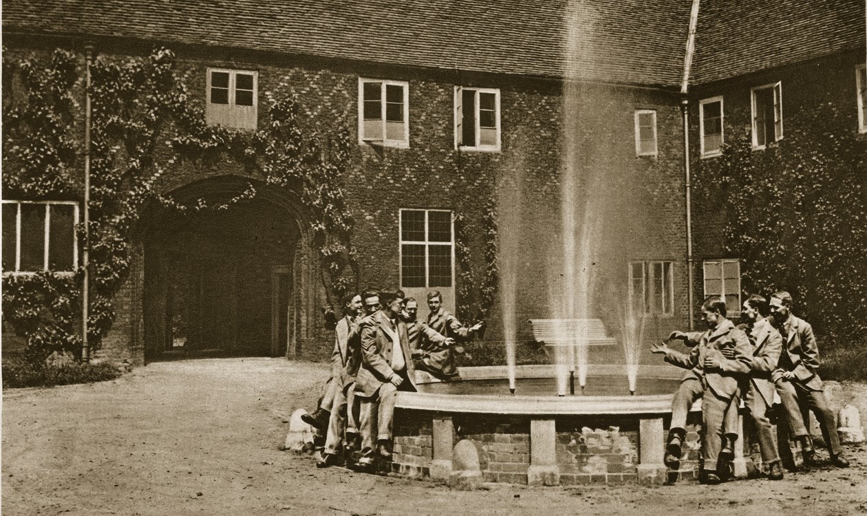Na nádvoří paláce Fulham, 1914-19 od English Photographer