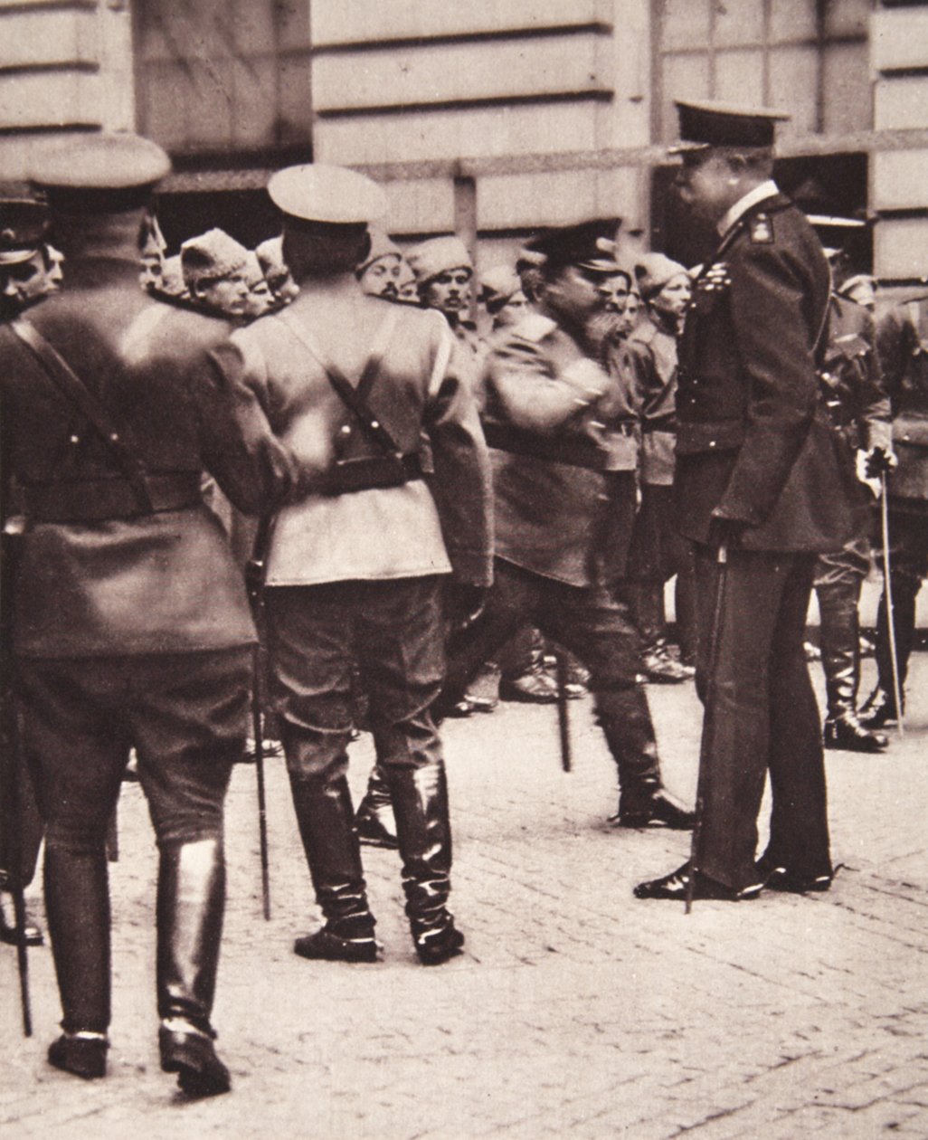 V Londýně: Lord Kitchener zde kontroluje ruský kontingent ve zvláštní službě, z The Illustrated War News, 14. června 1916 (sépiová fotografie) od English Photographer