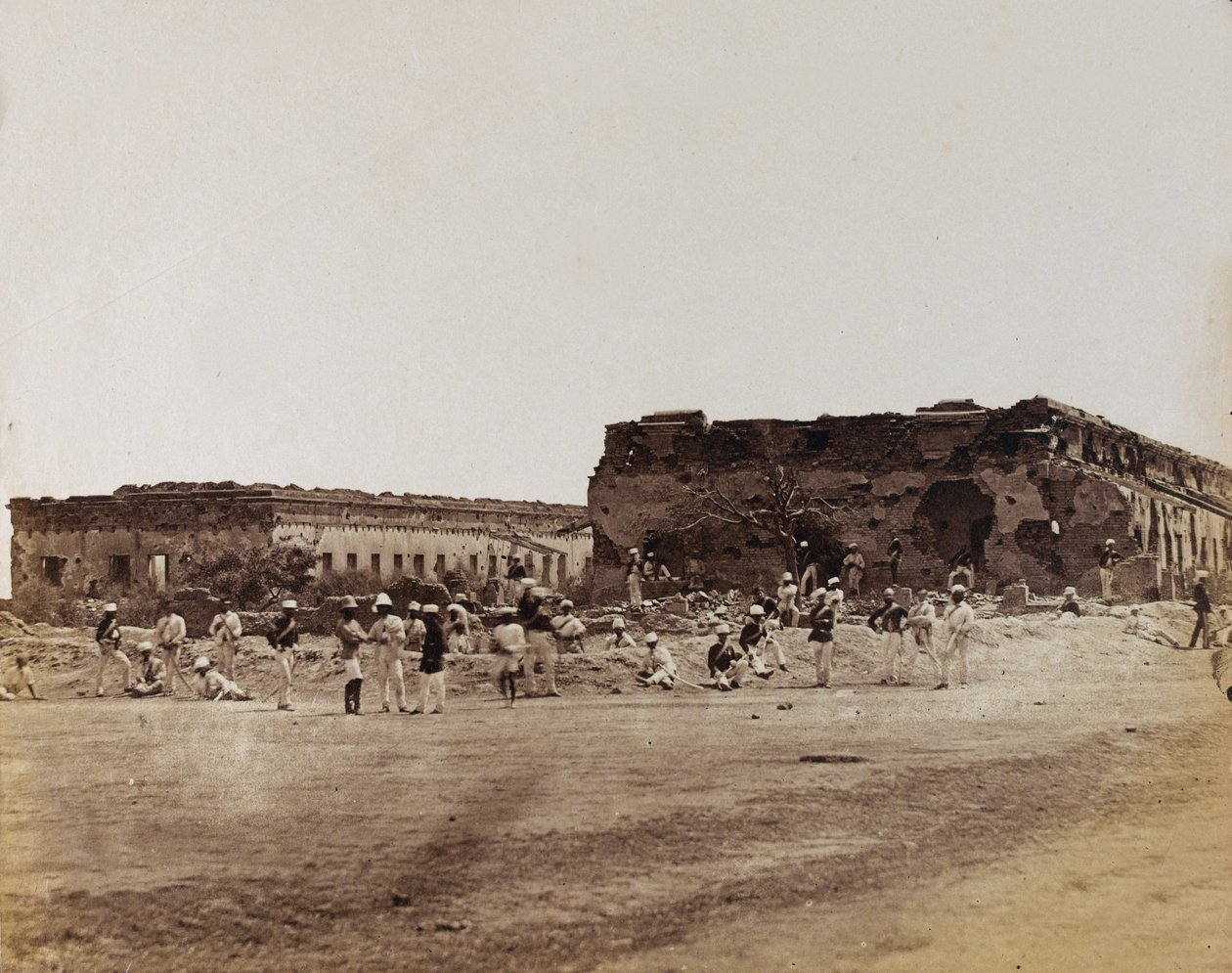 Indičtí vojáci u zničených budov, kolem roku 1858 (sépiová fotografie) od English Photographer