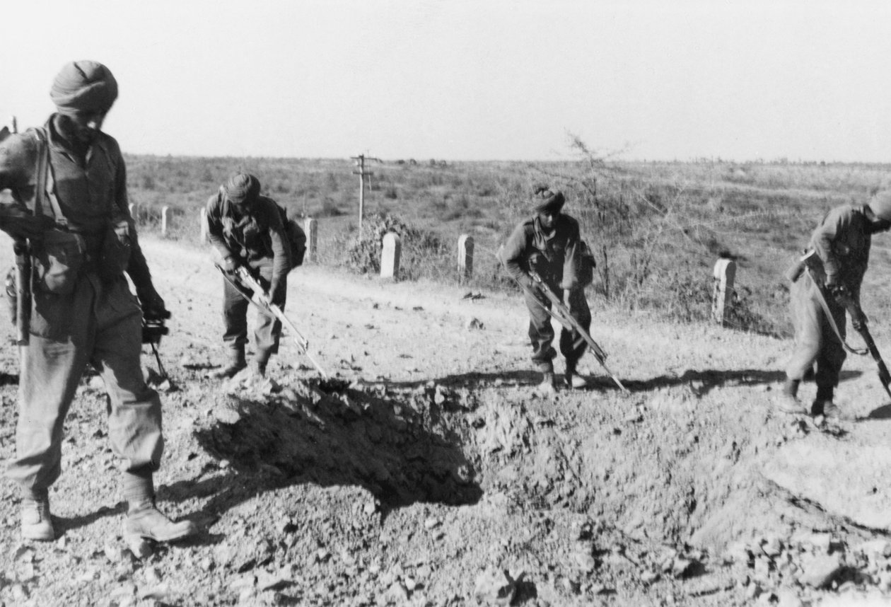Indičtí vojáci hledající miny podél polní cesty, 1941 od English Photographer