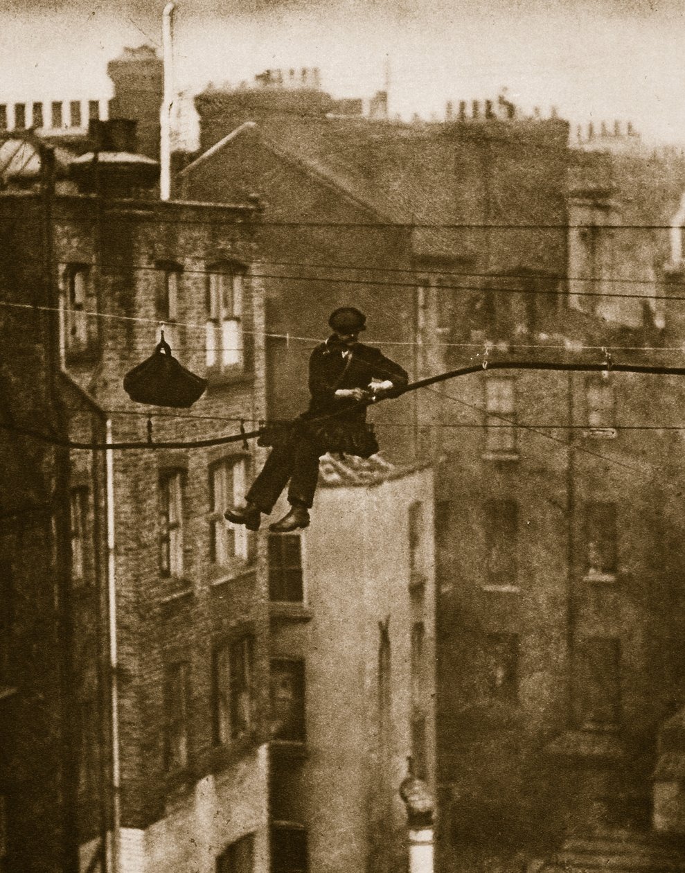 Kontrola telefonního kabelu mezi Conduit a Maddox Streets (sépiová fotografie) od English Photographer