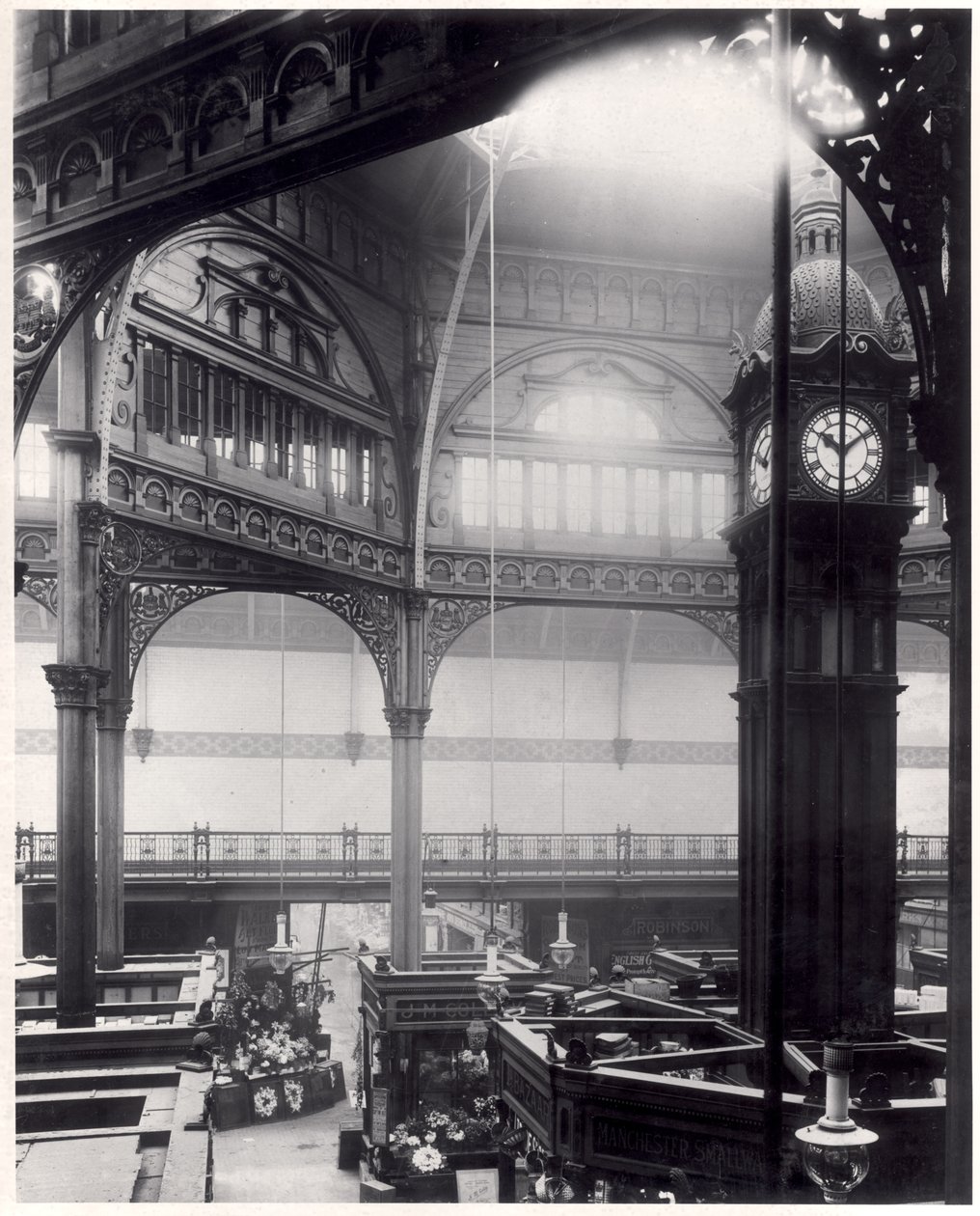 Interiér Kirkgate Market Hall s hodinami, které byly přesunuty do Oakwoodu v roce 1912, 23. září 1911 od English Photographer