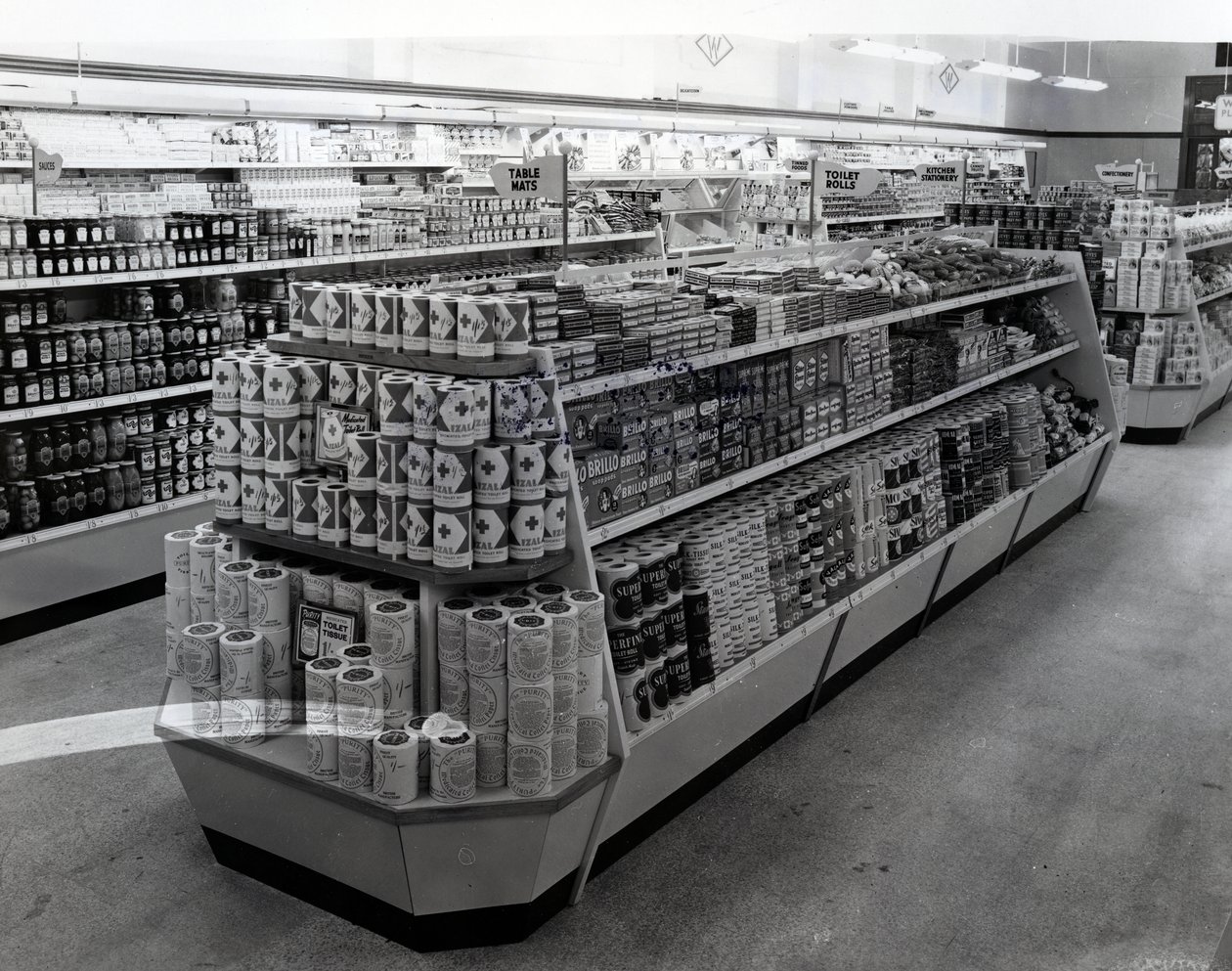 Interiér obchodu Woolworths, 1956 od English Photographer